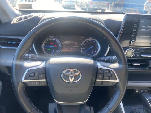 Used 2022 Toyota Highlander XLE image 25
