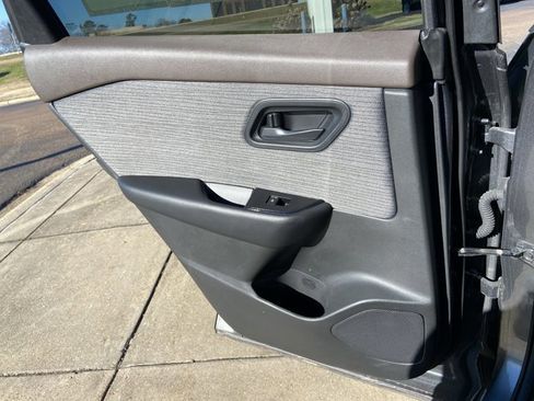 Used 2023 Nissan Rogue S image 48