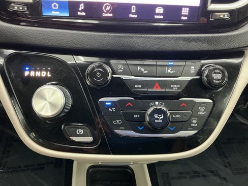 Used 2022 Chrysler Pacifica Touring-L FWD image 33