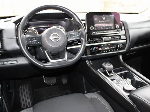 Used 2024 Nissan Pathfinder SV image 4