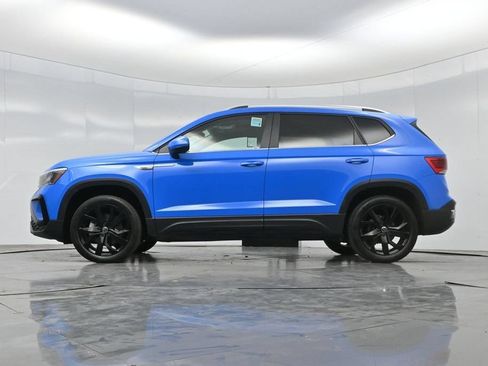 Used 2023 Volkswagen Taos SE w/ Panoramic Sunroof Package FWD image 7