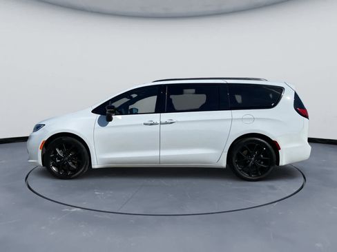 Used 2025 Chrysler Pacifica Limited FWD image 9