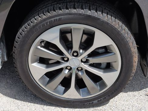 Used 2019 Jeep Cherokee Overland w/ Technology Group FWD image 11