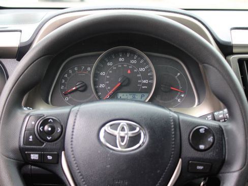 Used 2015 Toyota RAV4 LE FWD image 9