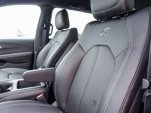 New 2026 Chrysler Pacifica Select image 23