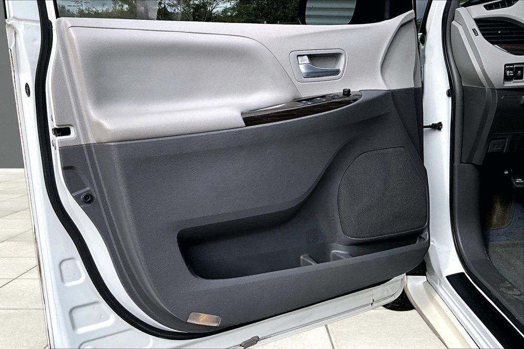 Used 2017 Toyota Sienna XLE Premium FWD image 17
