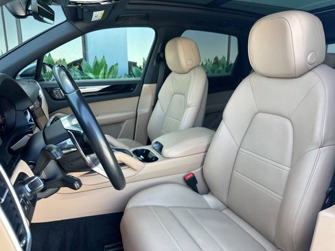 Used 2023 Porsche Cayenne AWD/4WD image 5