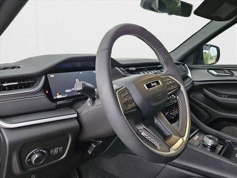 Used 2025 Jeep Grand Cherokee Laredo image 9