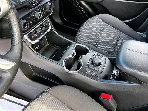 Used 2022 GMC Terrain SLE AWD/4WD image 17