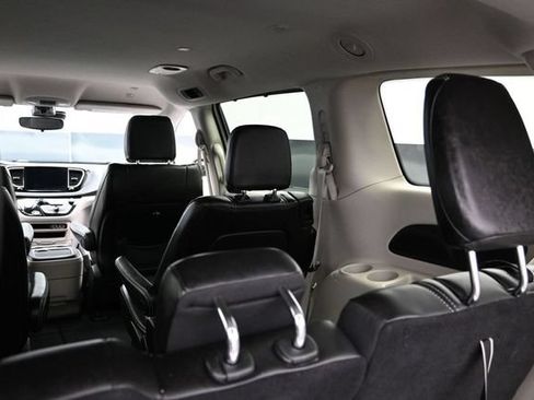 Certified 2023 Chrysler Pacifica Touring-L FWD image 25