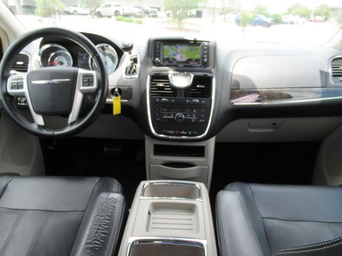 Used 2015 Chrysler Town & Country Touring FWD image 12