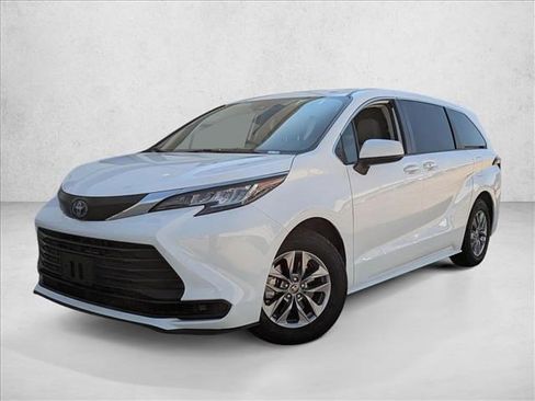 Certified 2022 Toyota Sienna LE image 1