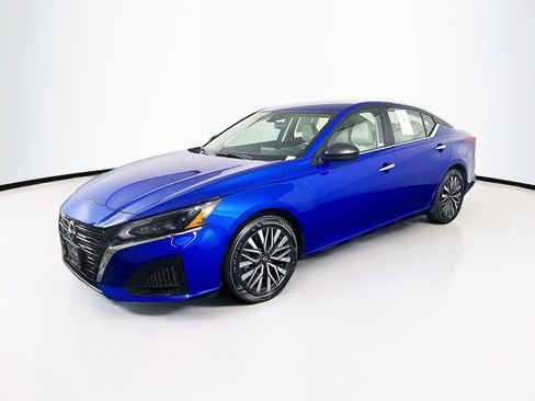 Used 2025 Nissan Altima 2.5 SV image 3