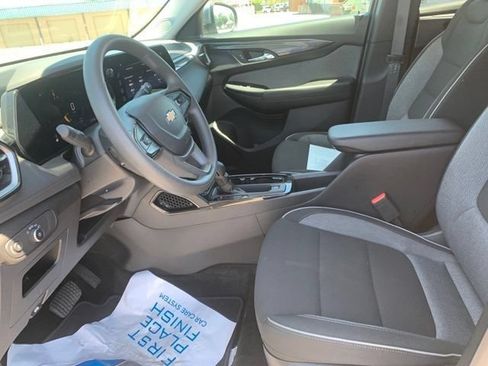 Used 2025 Chevrolet TrailBlazer LT AWD/4WD image 24