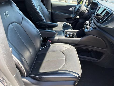 Used 2025 Chrysler Pacifica Limited FWD image 13