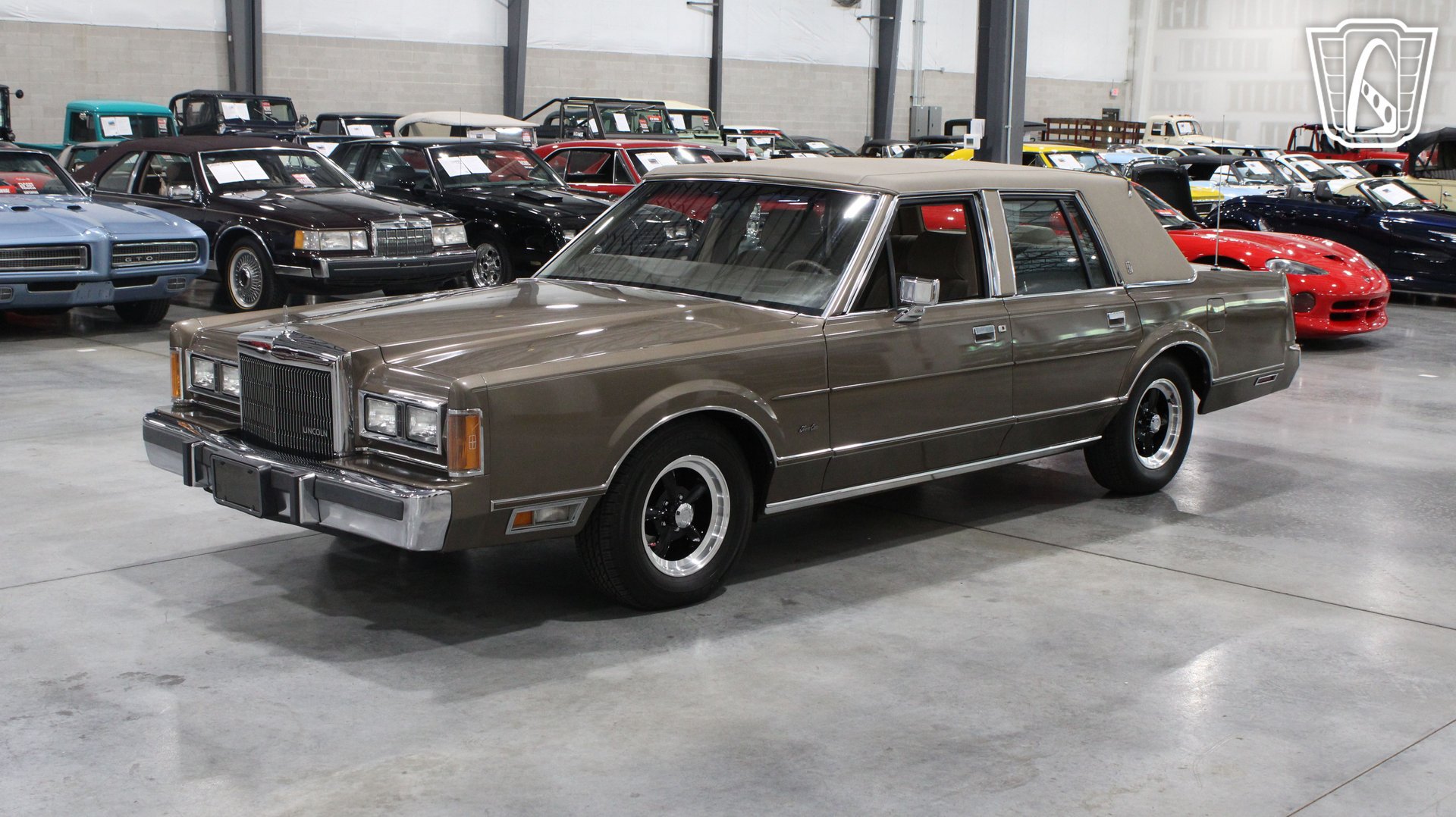 Used 1989 Lincoln Town Car RWD image 2