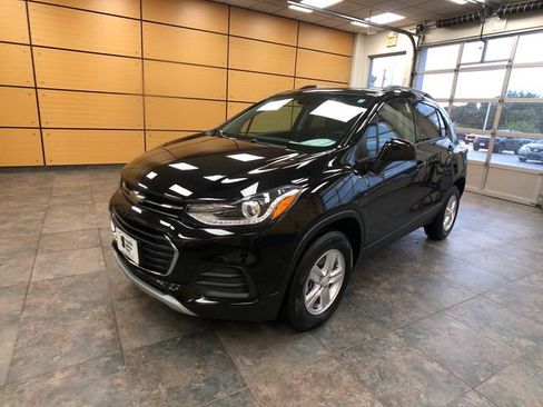 Used 2022 Chevrolet Trax LT w/ LT Convenience Package AWD/4WD image 3