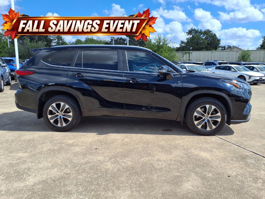 Used 2023 Toyota Highlander XLE AWD/4WD image 6
