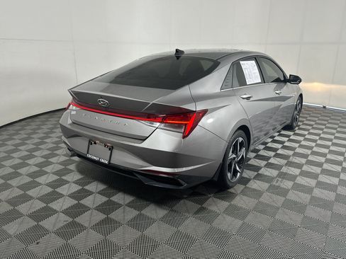 Used 2022 Hyundai Elantra SEL w/ Convenience + Premium Package FWD image 3