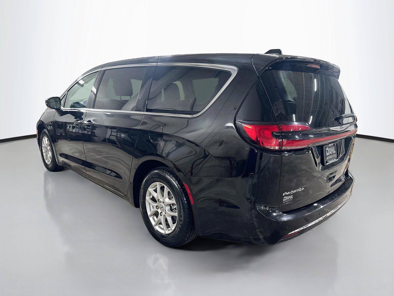 Used 2024 Chrysler Pacifica Touring-L FWD image 9