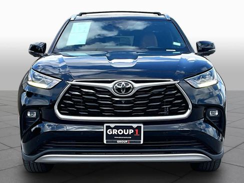 Used 2023 Toyota Highlander Platinum FWD image 4