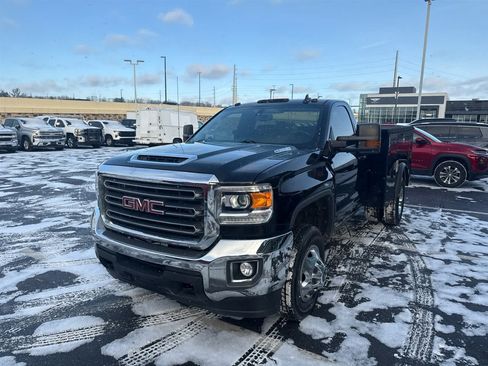Used 2017 GMC Sierra 3500 SLE w/ SLE Preferred Package image 4