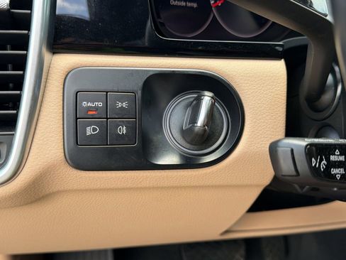 Certified 2023 Porsche Cayenne Platinum Edition AWD/4WD image 28