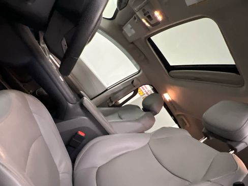 Used 2022 Toyota Sienna Limited FWD image 16