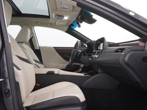 Used 2025 Lexus ES 350 w/ Luxury Package FWD image 11