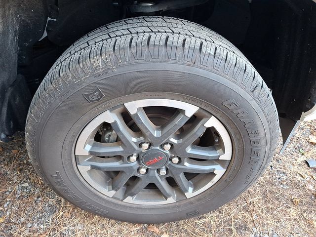 Used 2025 Toyota Tacoma TRD Sport AWD/4WD image 4