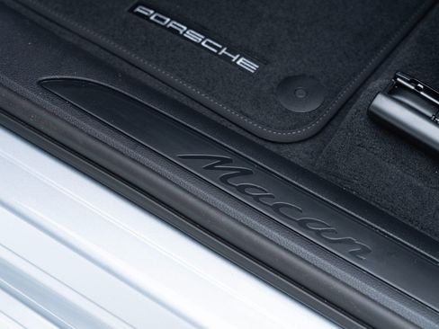 Used 2025 Porsche Macan image 14