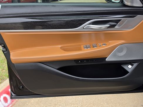 Used 2021 BMW 740i w/ M Sport Package image 27