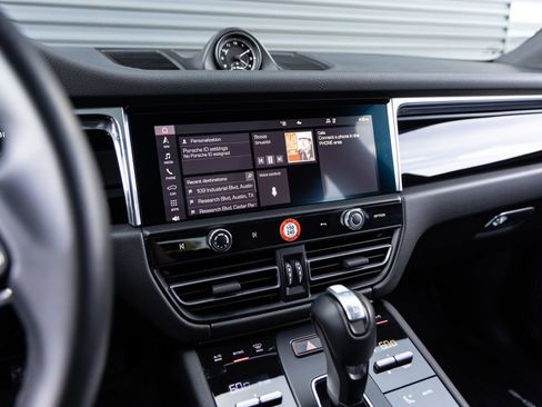 Certified 2025 Porsche Macan AWD/4WD image 15