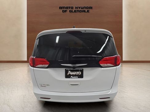 Used 2022 Chrysler Voyager LX FWD image 4