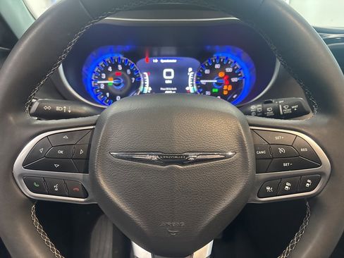 Used 2025 Chrysler Pacifica Select image 14