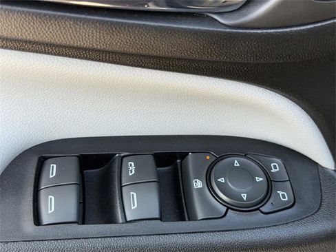 Used 2018 Chevrolet Equinox Premier image 15