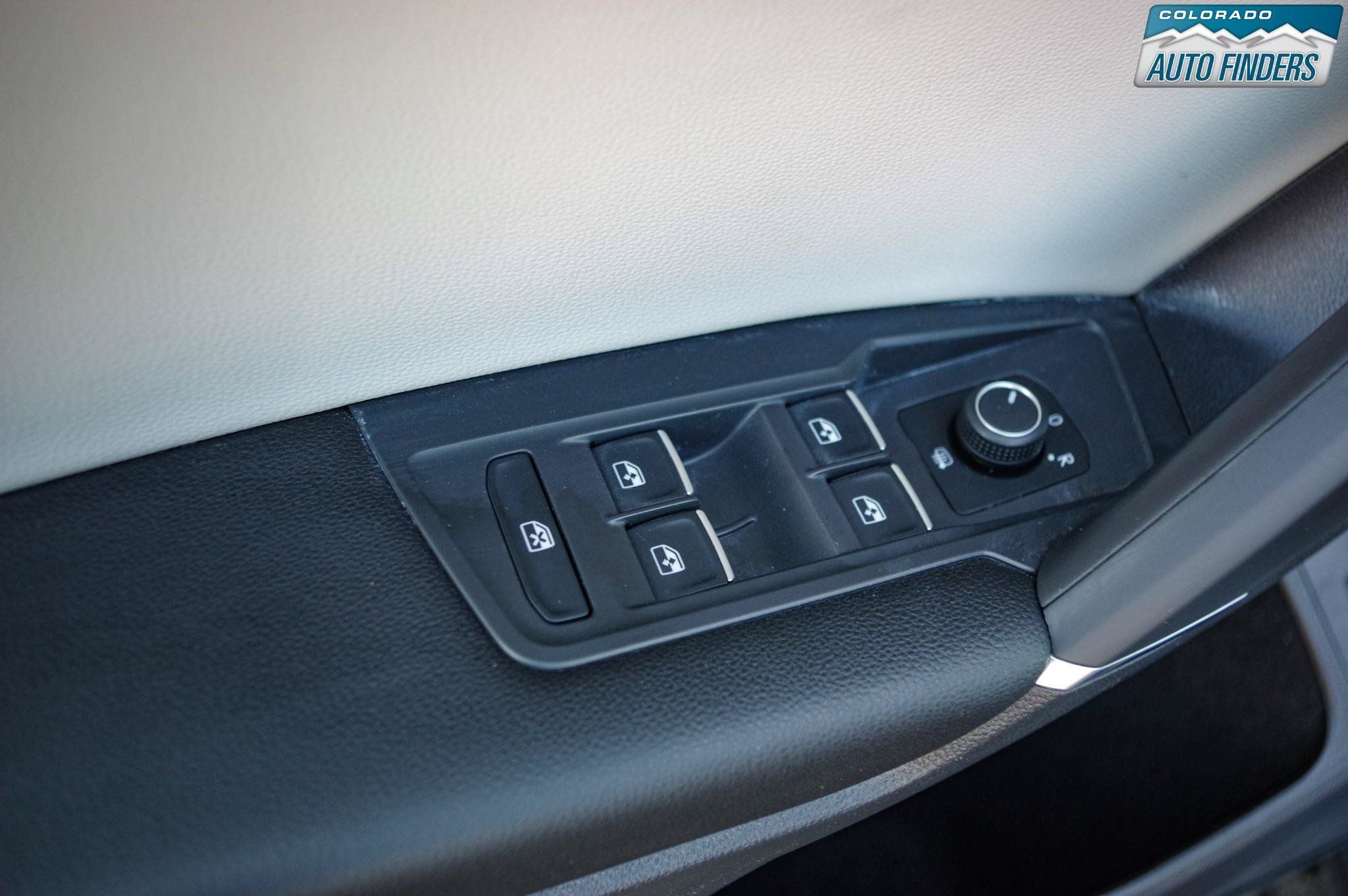 Used 2020 Volkswagen Tiguan SEL AWD/4WD image 11