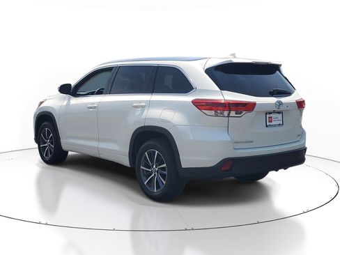 Certified 2017 Toyota Highlander XLE FWD image 4