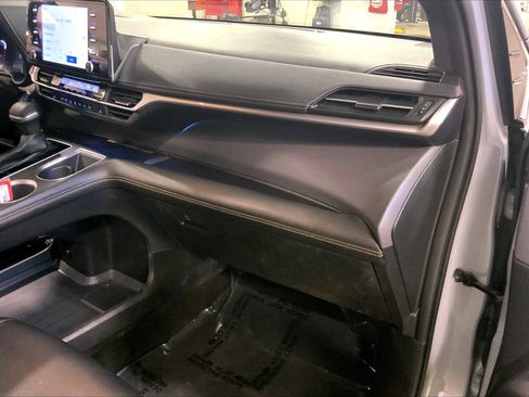 Used 2023 Toyota Sienna XLE Woodland Edition image 18