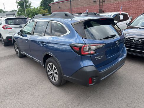Used 2022 Subaru Outback Premium AWD/4WD image 3