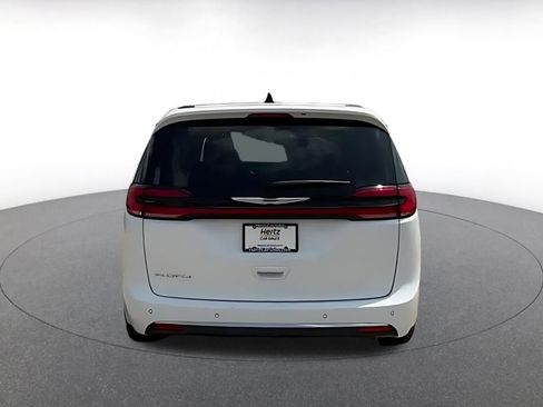 Used 2024 Chrysler Pacifica Touring-L image 12