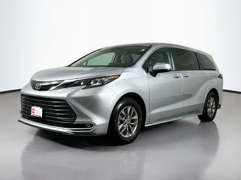 Certified 2024 Toyota Sienna XLE FWD image 3