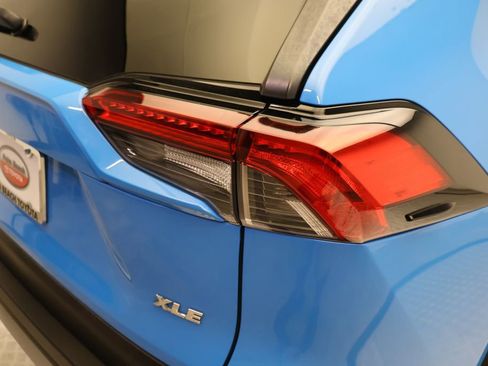 Used 2019 Toyota RAV4 XLE w/ Convenience Package FWD image 9
