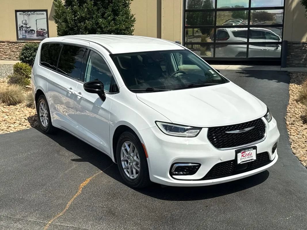 Used 2024 Chrysler Pacifica Touring-L FWD image 42