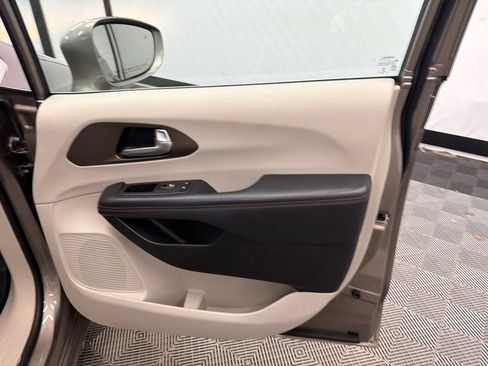 Used 2017 Chrysler Pacifica Touring-L Plus w/ Advanced Safetytec Group FWD image 15
