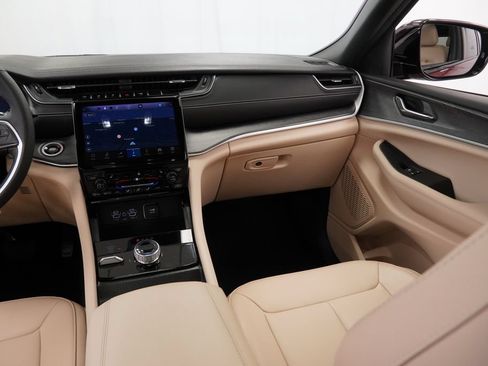 Certified 2025 Jeep Grand Cherokee Limited AWD/4WD image 28