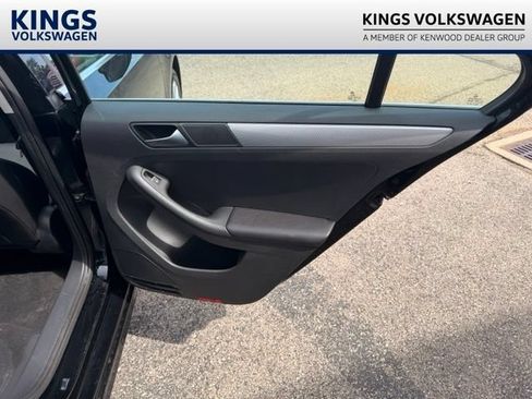 Used 2015 Volkswagen Jetta SE FWD image 16
