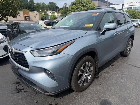 Used 2023 Toyota Highlander XLE AWD/4WD image 1
