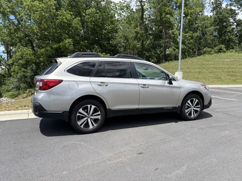 Used 2018 Subaru Outback 2.5i Limited AWD/4WD image 8