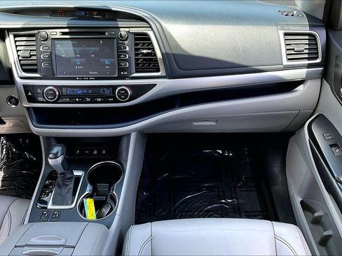 Used 2017 Toyota Highlander XLE AWD/4WD image 26